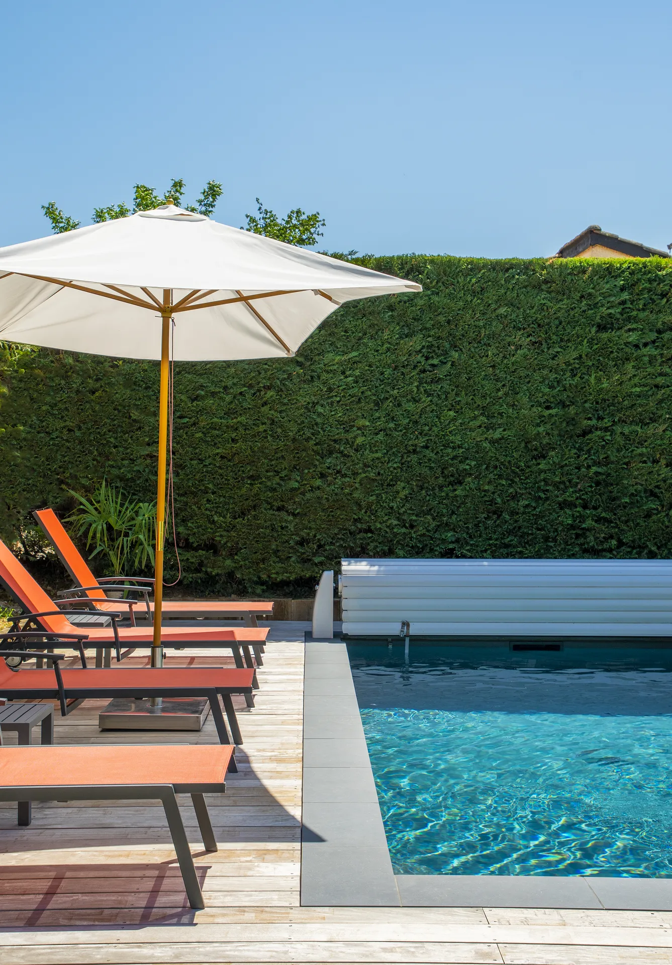 Construction piscine béton armé avec terrasse bois IPE et aménagements extérieurs à Genay proche Lyon
