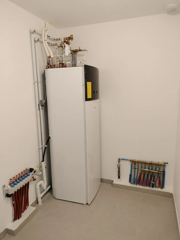 pompe à chaleur Daikin air eau Altherma avec ballon d'eau chaude sanitaire 230L intégré à Pusignan dans le 69