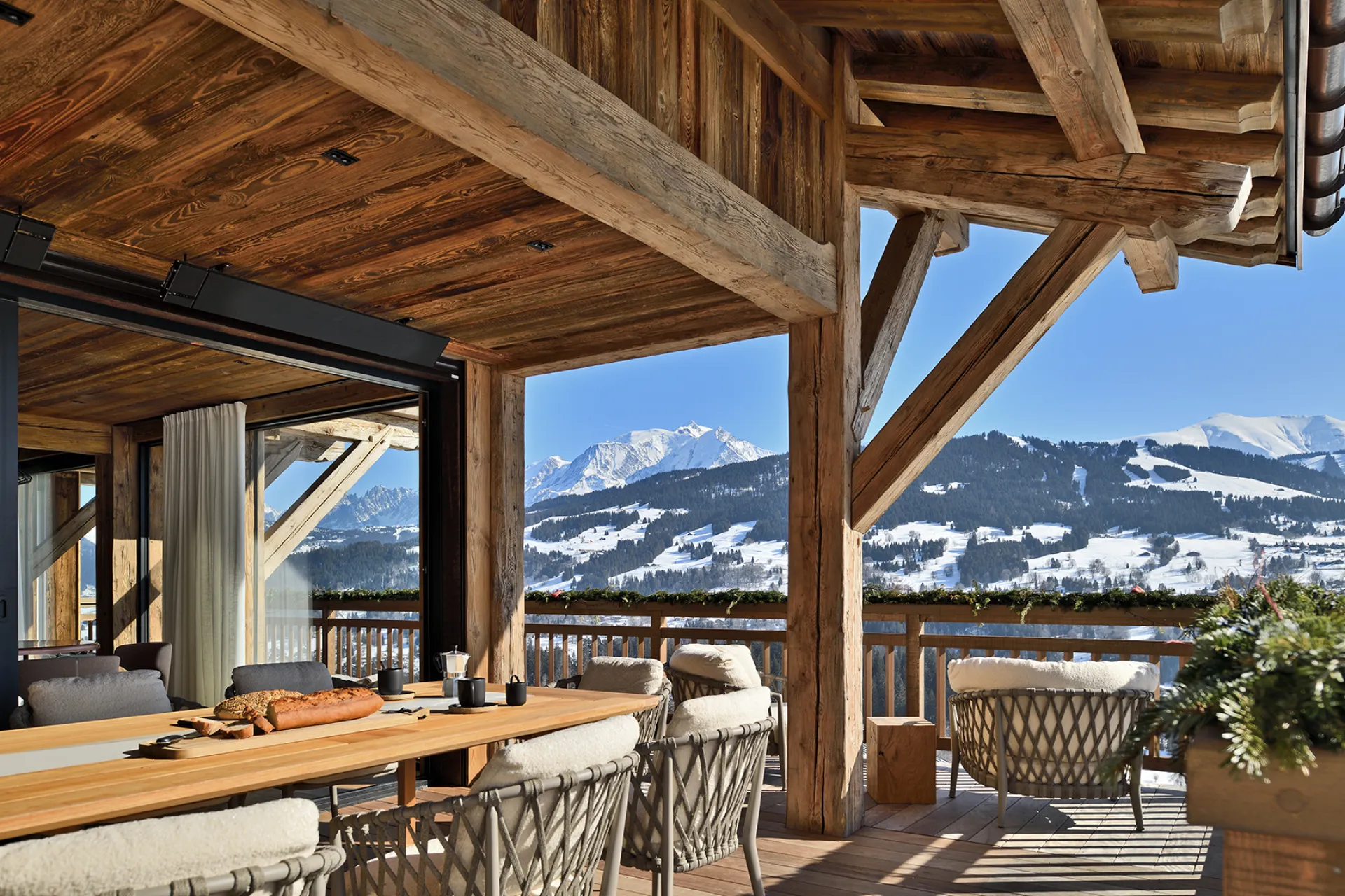 Construction d'une terrasse en bois abritée sur mesure de 50m² dans un chalet haut de gamme à Saint-Gervais-les-Bains