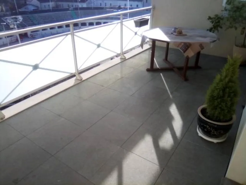 DALLAGES INTERIEURS EN PIERRE NATURELLE DE CASTELLA GRISE / CENIA AZUL EN FINITION BROSSEE 