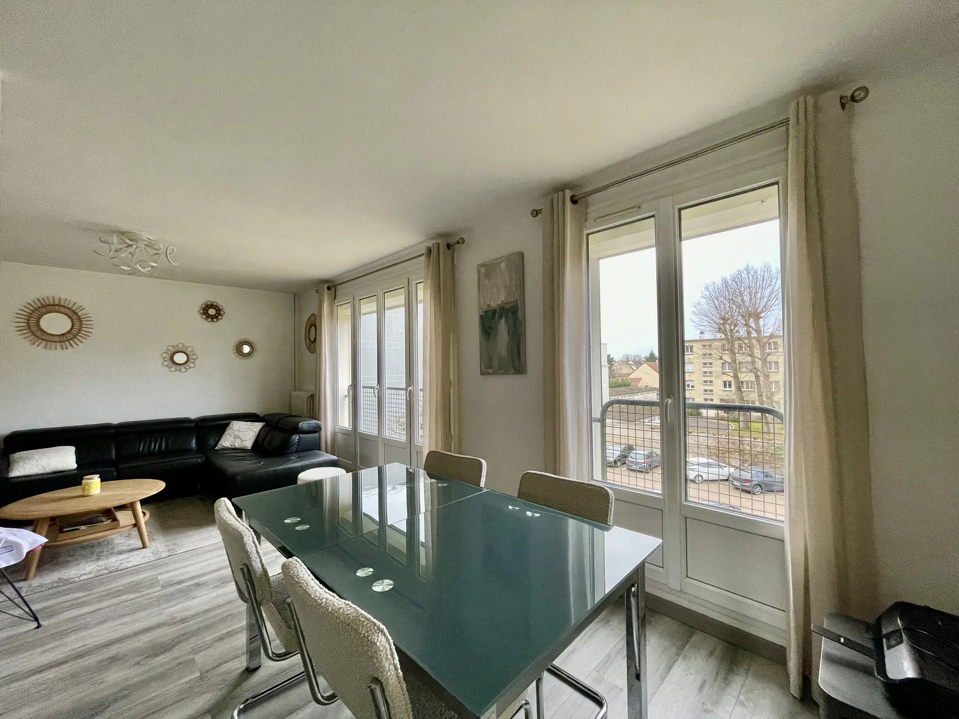 Salle à manger ultra lumineuse sans vis à vis, ouvert sur salon appartement 3 chambres à chatou à vendre par HELIX IMMOBILIER LE VESINET