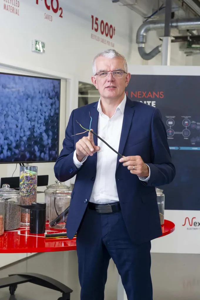 photographe portrait corporate Philippe MATHIEU dans un laboratoir chez Nexans à Lyon