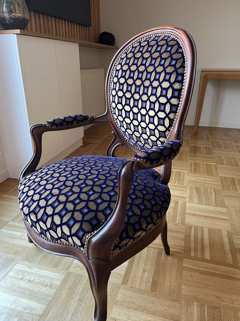 Réfection de deux fauteuils cabriolets à Lyon par votre tapissier d'ameublement