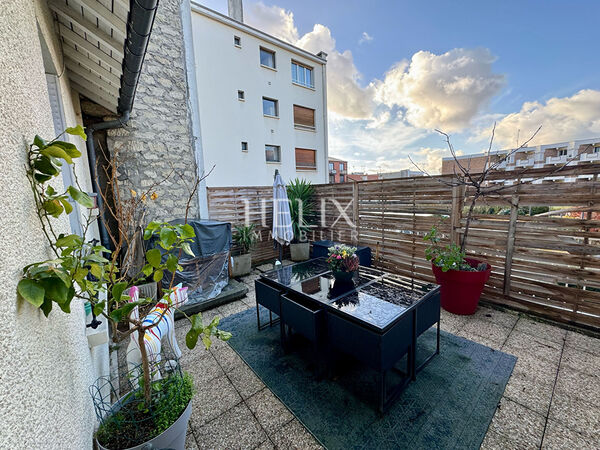 Le Vésinet Centre appartement avec une terrasse possible d'agrandir par les combles.