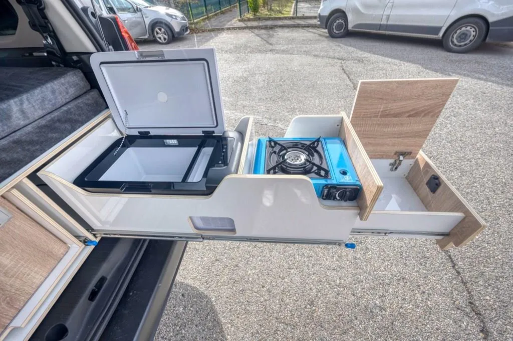 Spécialiste aménagement intérieur Berlingo et Rifter Long à Lyon : banquette-lit et kit-meuble sur-mesure dans le Rhône