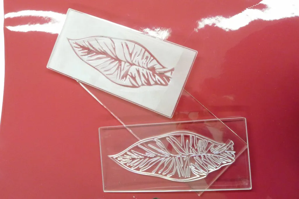 GRAVURE SUR PLEXI . BOIS ALUMINIUM
