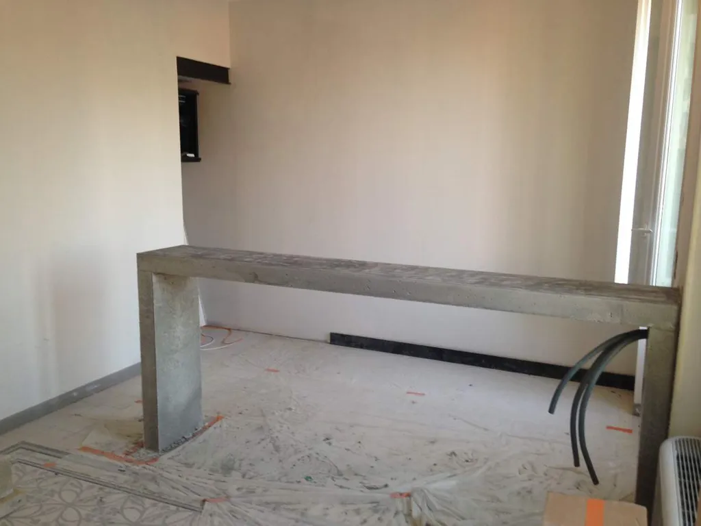 Conception et réalisation d'une banque d'accueil en béton brut de décoffrage à Salon de Provence