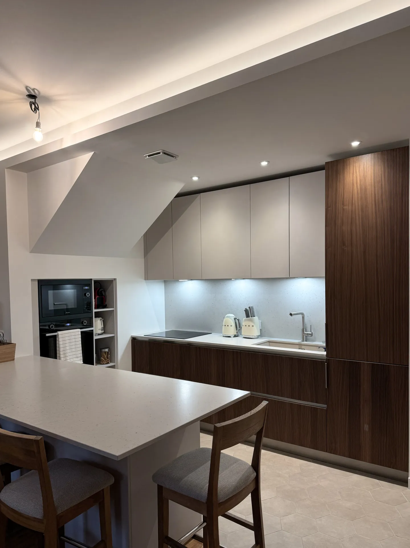 Cuisine moderne avec îlot central et électroménagers intégrés