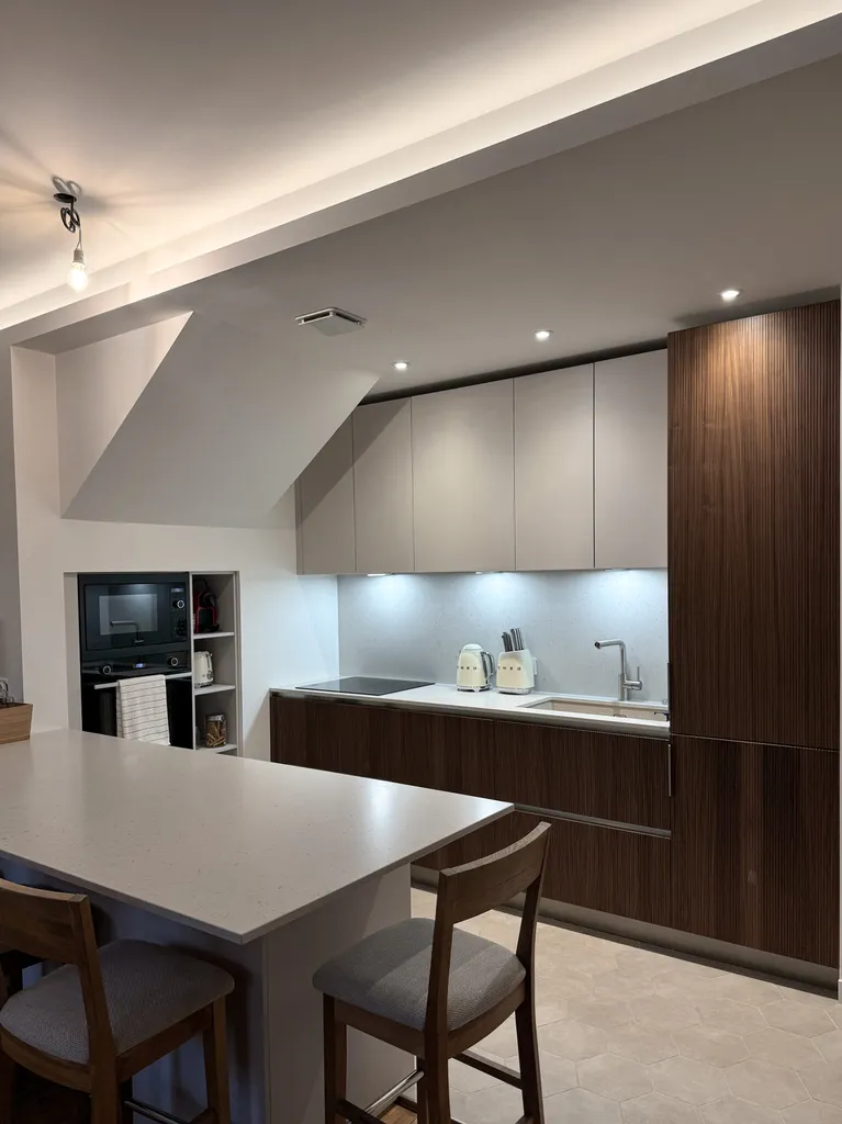 Cuisine moderne avec îlot central et électroménagers intégrés