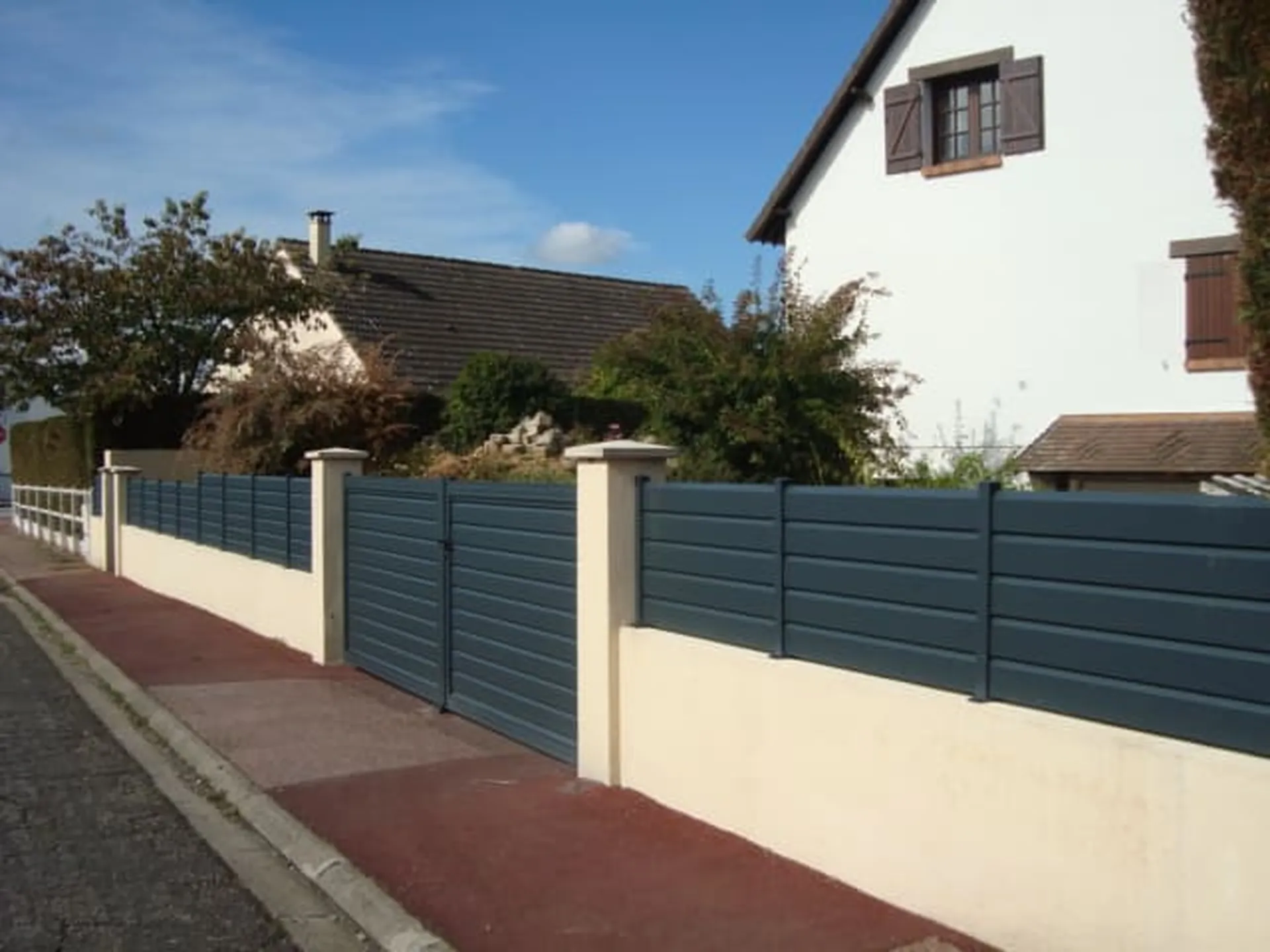 Installation de Clôture aluminium sur muret, Portails motorisés et Portillon en aluminium à Cabourg dans le calvados 14 et ses Alentours
