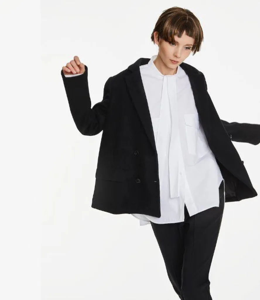 La nouvelle collection Automne-Hiver 2022 Lis Lareida, des pièces lifestyle, intemporelles, un look pointu.