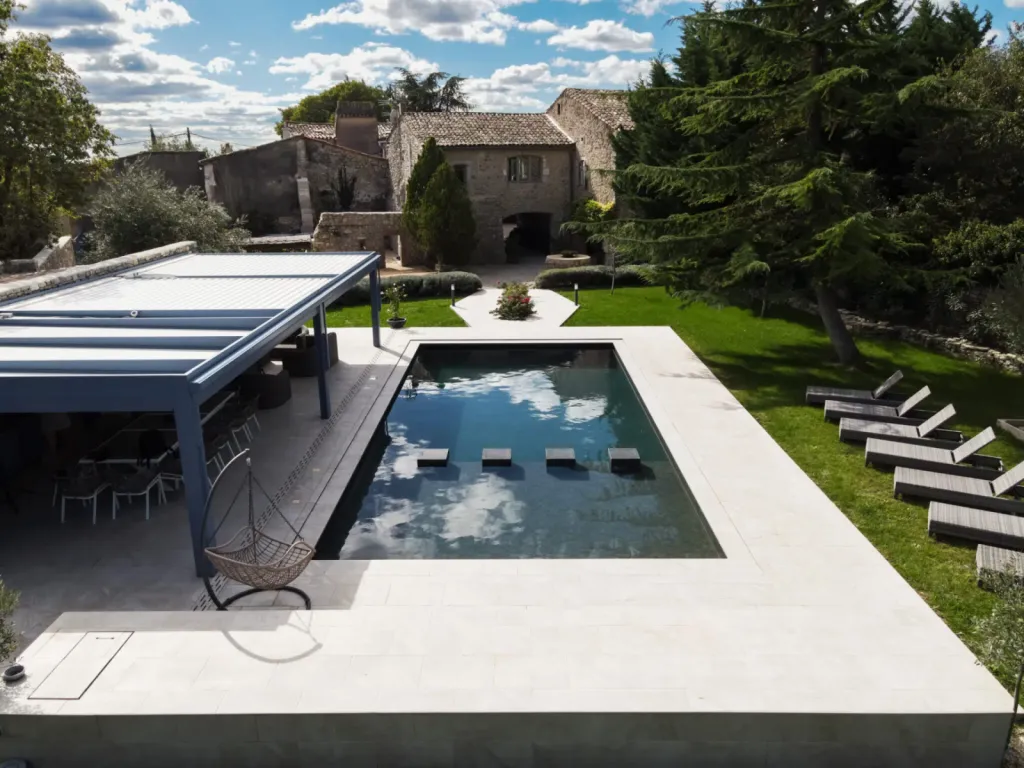 Découvrir des réalisations de piscines haut de gamme et sur mesure en béton dans le Gard