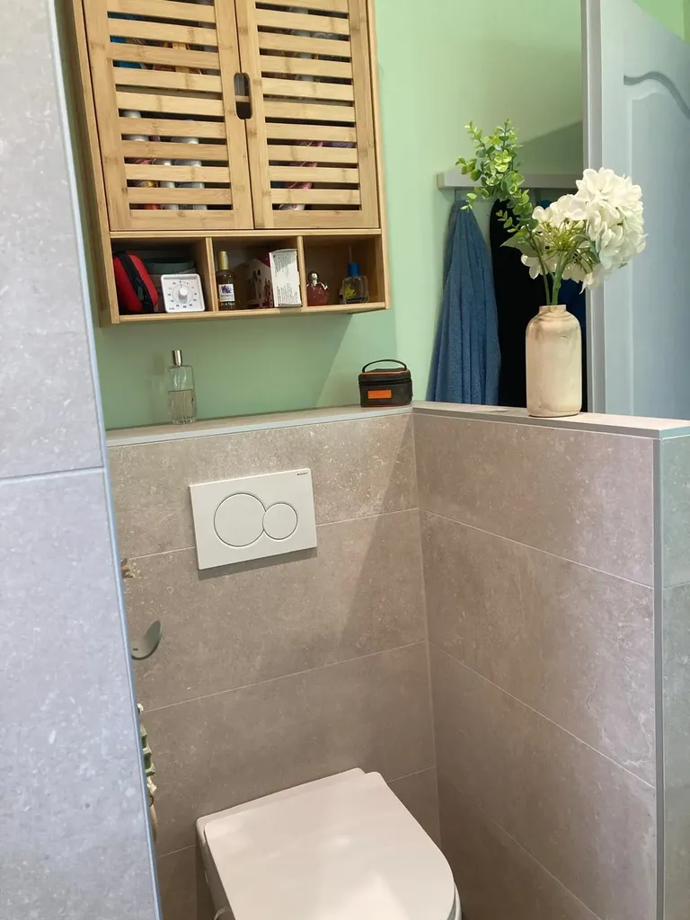 WC PMR rénové avec équipements adaptés pour personnes à mobilité réduite