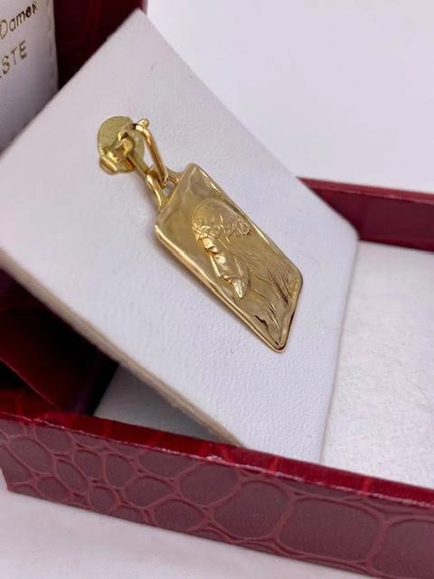 AUGIS Révèle le Sacré : Pendentif Christ en Or 750/1000ème chez Or Ligne sur le Bassin d'Arcachon