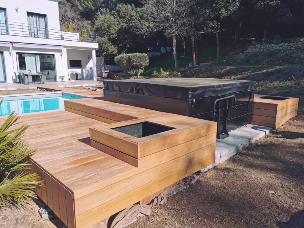 Installation d’un spa Napoli Luxe sur terrasse bois paysagée