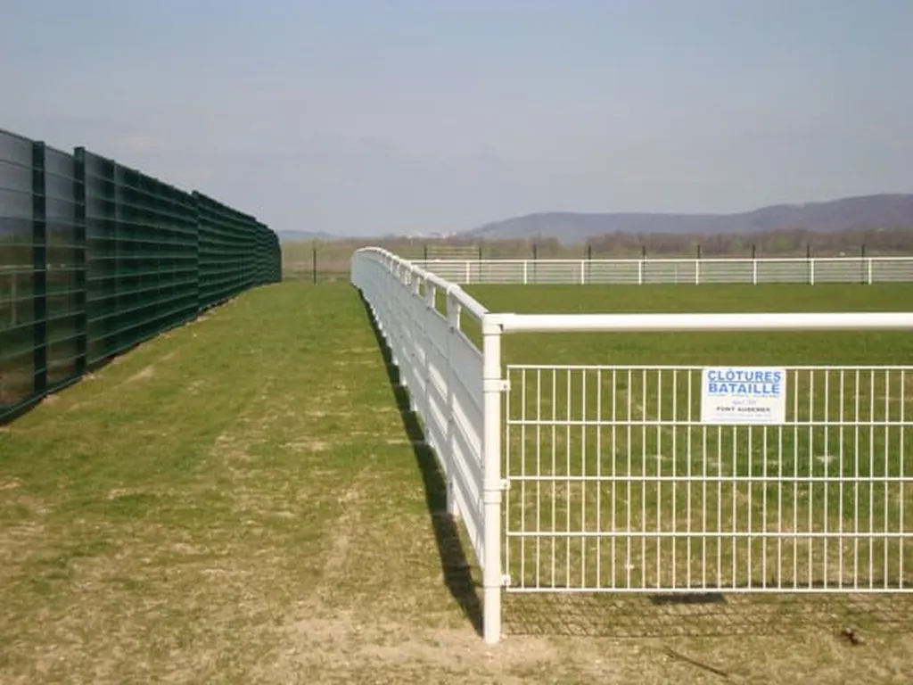 La sécurité et la délimitation de vos terrains sportifs répondent-elles aux exigences de la pratique ? Clôtures Bataille, votre entreprise spécialisée dans l'installation de clôtures, propose des solutions dédiées aux complexes à Cormeilles dans l'Eure.  