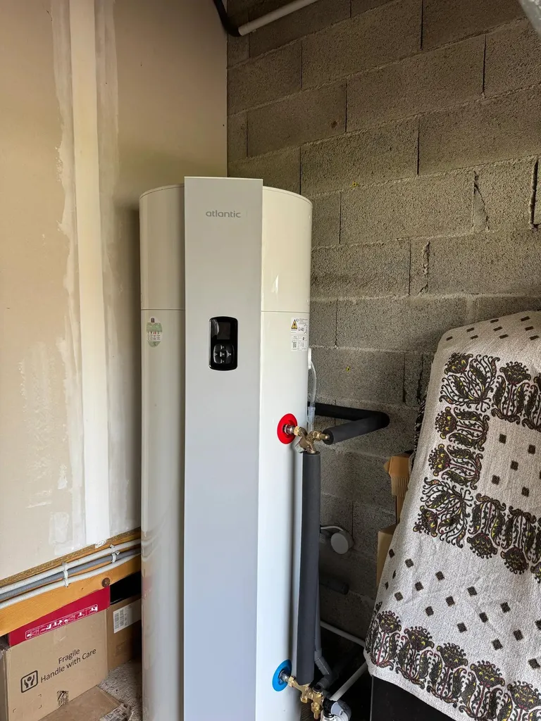 Chauffe-eau thermodynamique pour production eau chaude sanitaire économique avec ballon de 200 à 300 litres par artisan RGE à Béziers 34500 proche de Sérignan dans l'Hérault