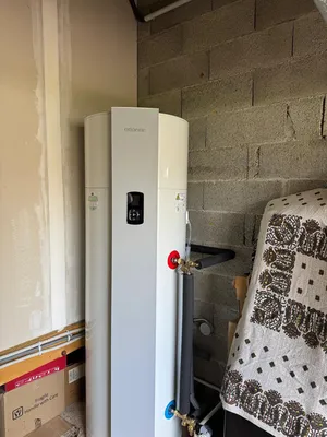 Chauffe-eau thermodynamique pour production eau chaude sanitaire économique avec ballon de 200 à 300 litres par artisan RGE à Béziers 34500 proche de Sérignan dans l'Hérault