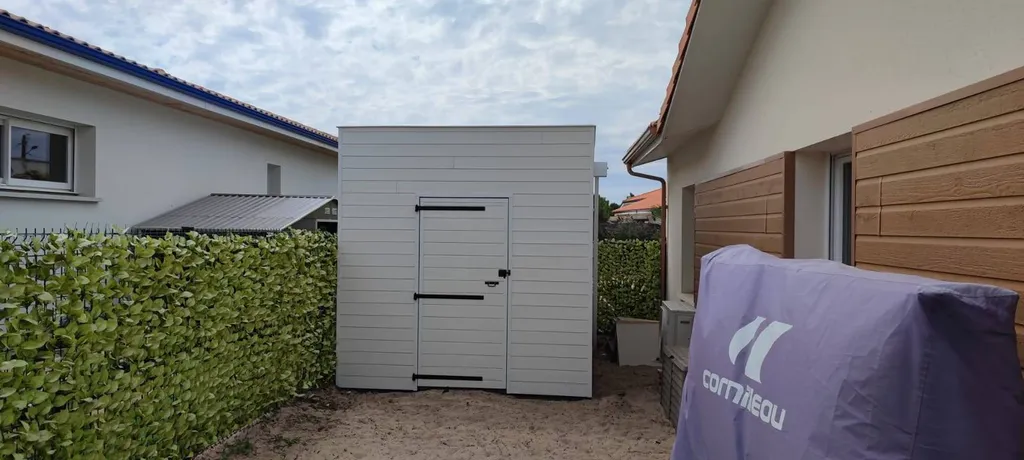 Installation d’un abri de jardin en bois dans une maison située à Mimizan