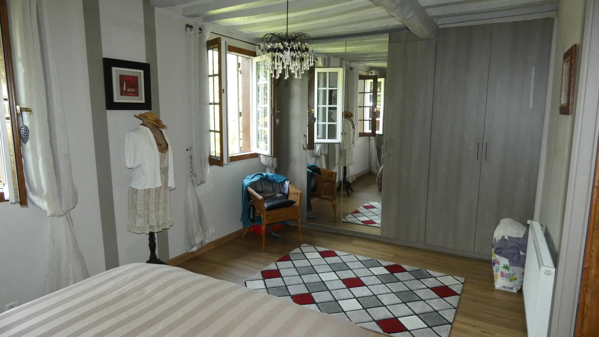 A vendre : Maison avec de nombreuses annexes pratiques : cave, greniers aménageables, garage, cellier, atelier, et abri de jardin.