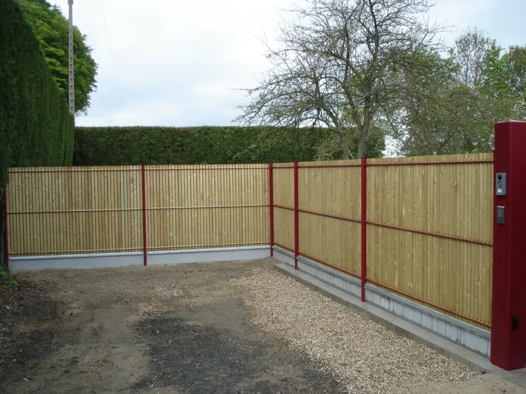 Habillage de clôtures métalliques en lames bois à Bolbec 76