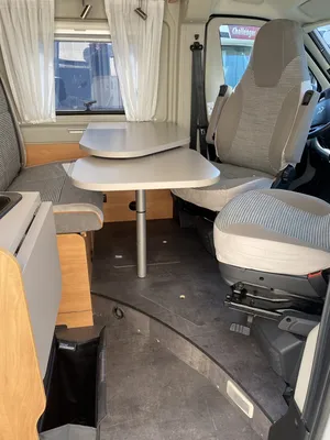 DINETTE 4 PERSONNES ET SIEGES PIVOTANT
