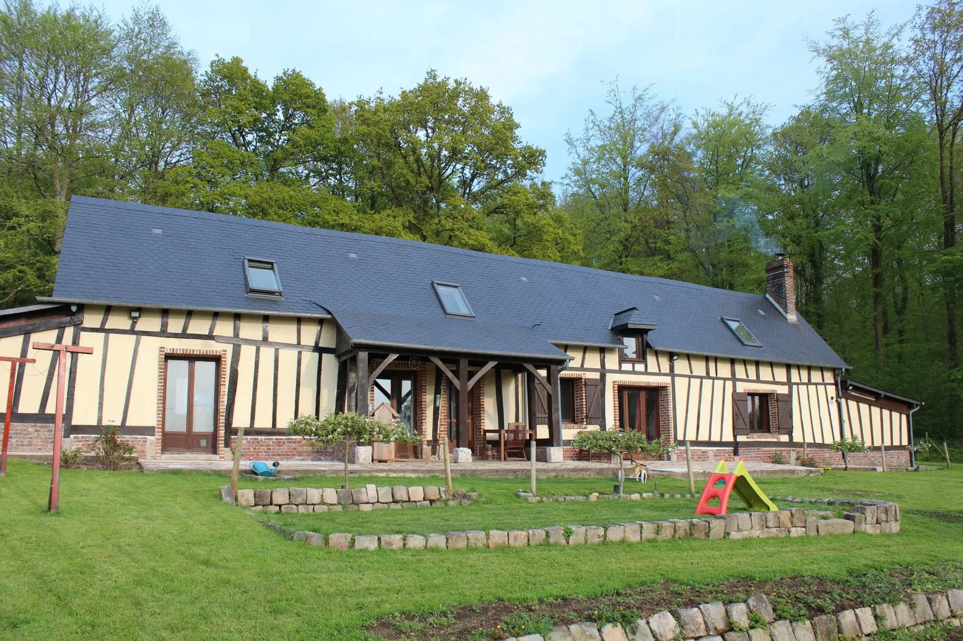 VENDU Longère Normande à l'orée de la forêt à 30 mn de la Mer et de Dieppe, en Normandie, proche d'un bourg tous commerces