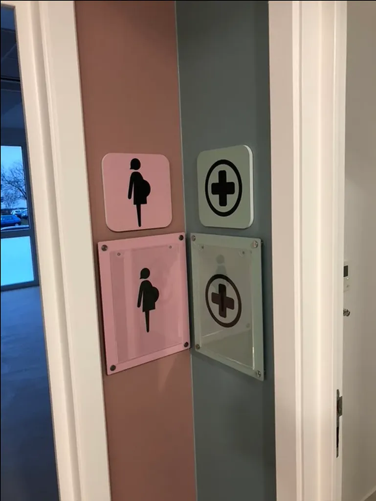 Installation de signalétique avec des plaques de porte personnalisées à Strasbourg