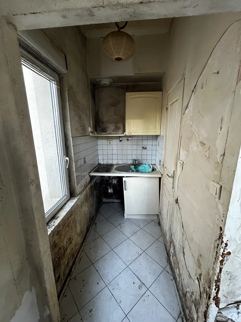 La kitchenette d'origine : un espace vétuste, mal agencé et fortement dégradé avant notre intervention de rénovation globale