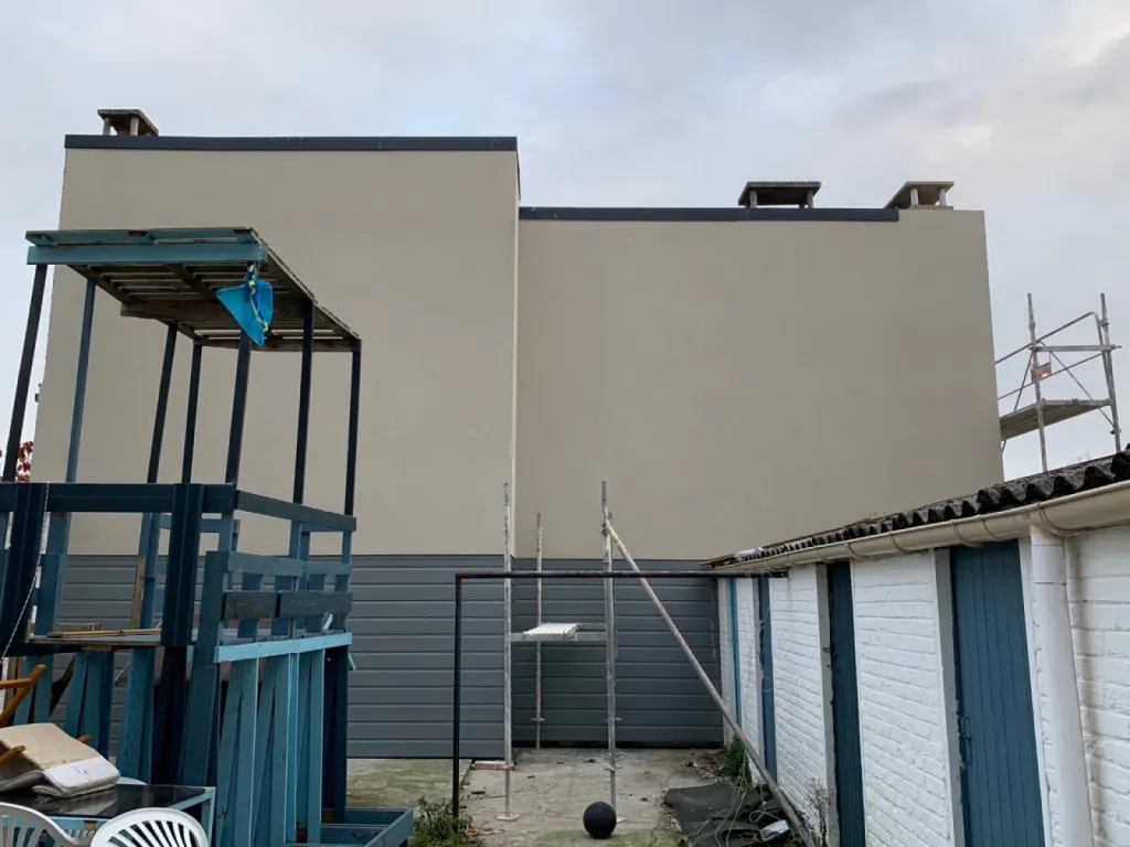 Réalisation d'une isolation par l'extérieur dans le secteur centre ville du Havre (76) - Normandie - Finition ravalement enduit projeté  aspect gratté