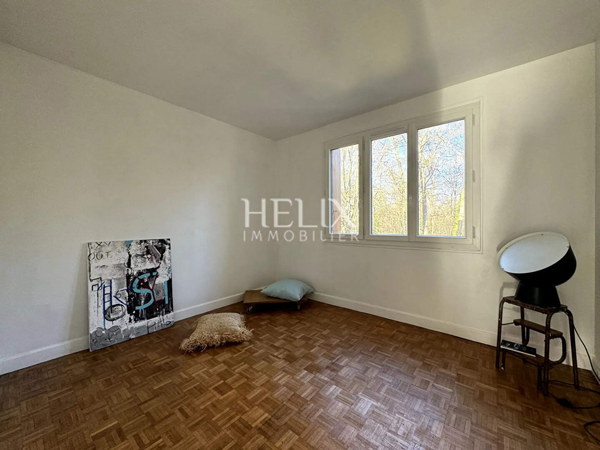 A vendre appartement avec balcon de 87,53 M² à Saint Germain en Laye, il se situe au 1er étage avec ascenseur, une triple exposition, le calme absolu, lumineux et ensoleillé.