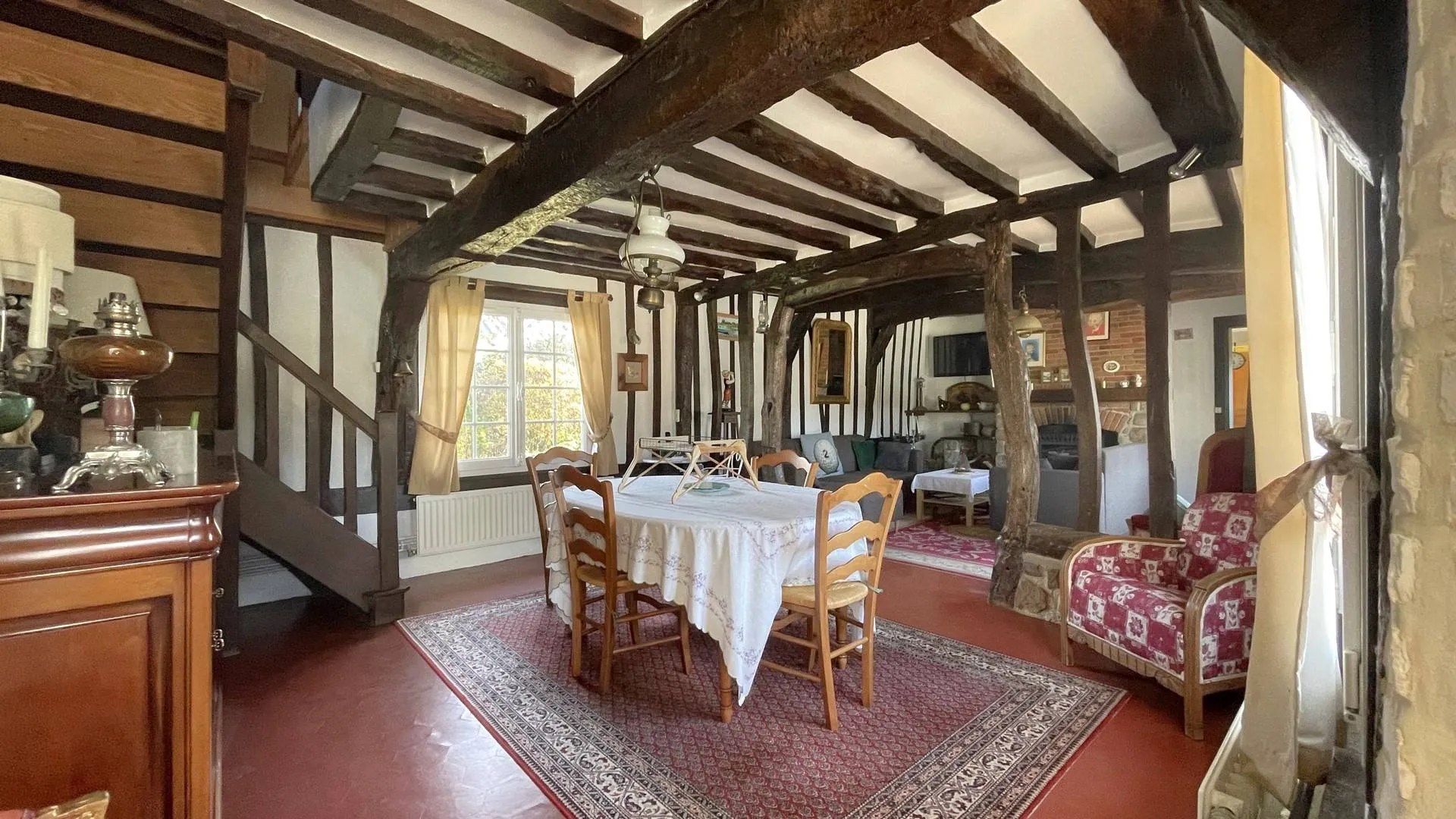 Vends : Maison familiale de 159,47 m², comprenant une cuisine aménagée, un vaste séjour et une salle à manger lumineuse.