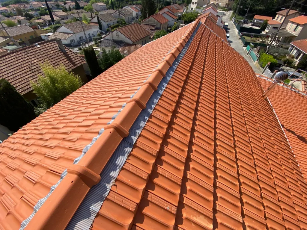 Changement d’une toiture tuiles plates de Marseille sur Gréasque près de Aix en Provence