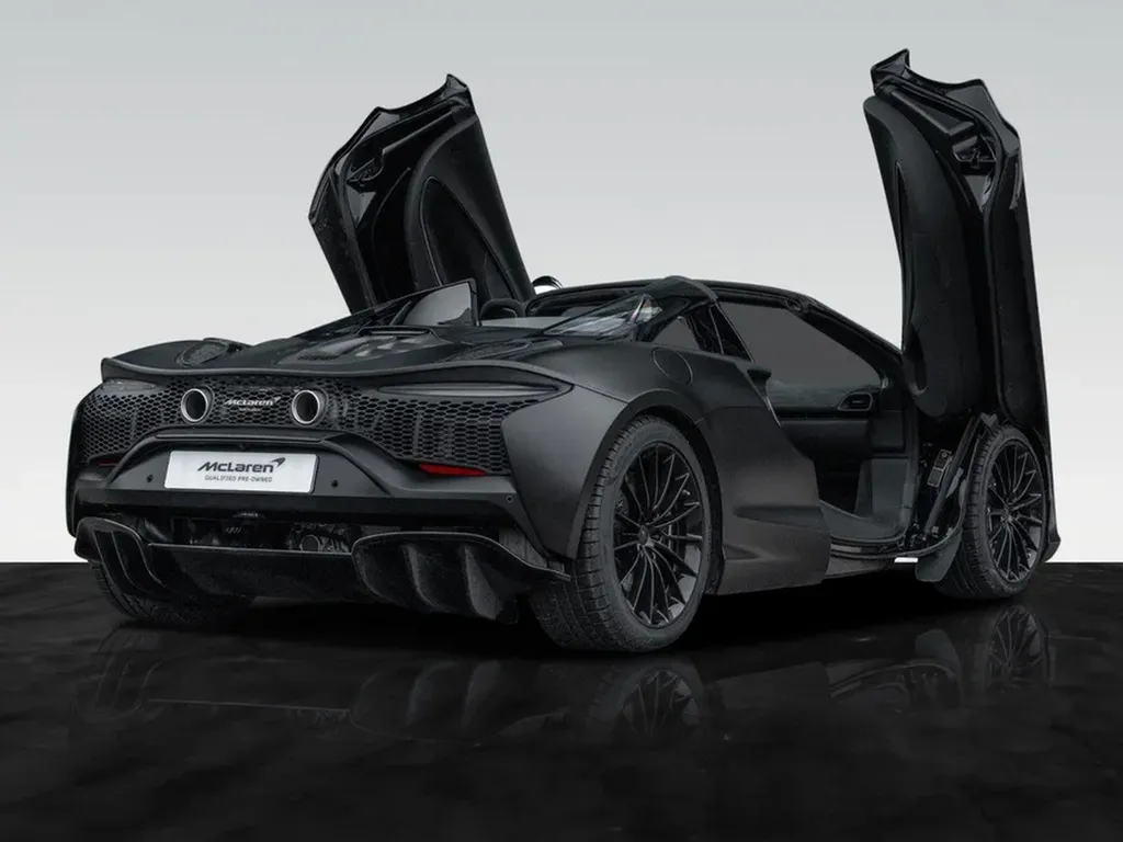 McLaren Artura Spider arrière portes ouvertes design aérodynamique supercar hybride