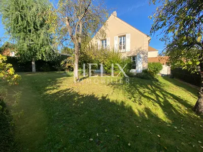 Saint-Germain-En-Laye = Quartier du Pontel . Belle maison de 198m² sur un terrain de 714 m².
Elle se compose  d'une entrée, un double séjour de 52 m²  avec cheminée  donnant sur terrasse et jardin, bénéficiant d'une double exposition , une cuisine séparée