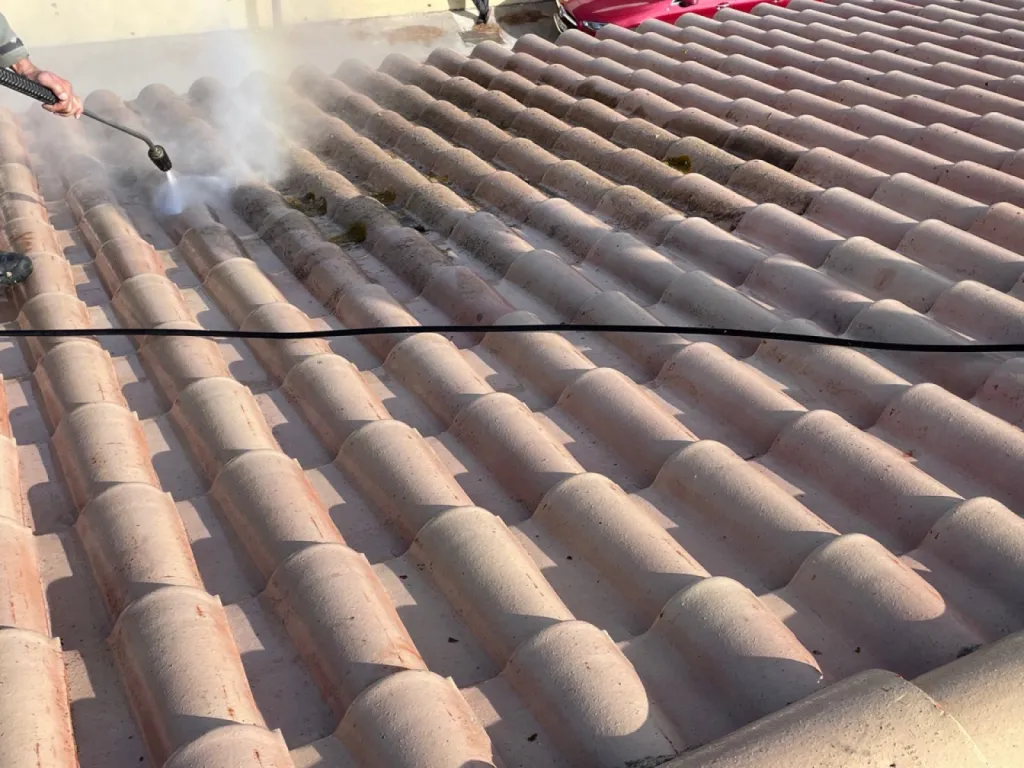 Nettoyage et traitement des tuiles mécaniques d’une toiture de maison sur Martigues