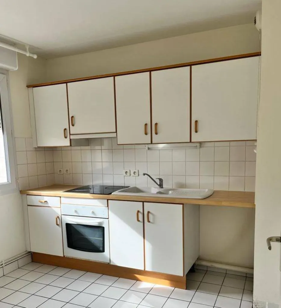 Beau studio en location de 70m², situé rue du champ des oiseaux à Bois Guillaume, 922€ charges comprises