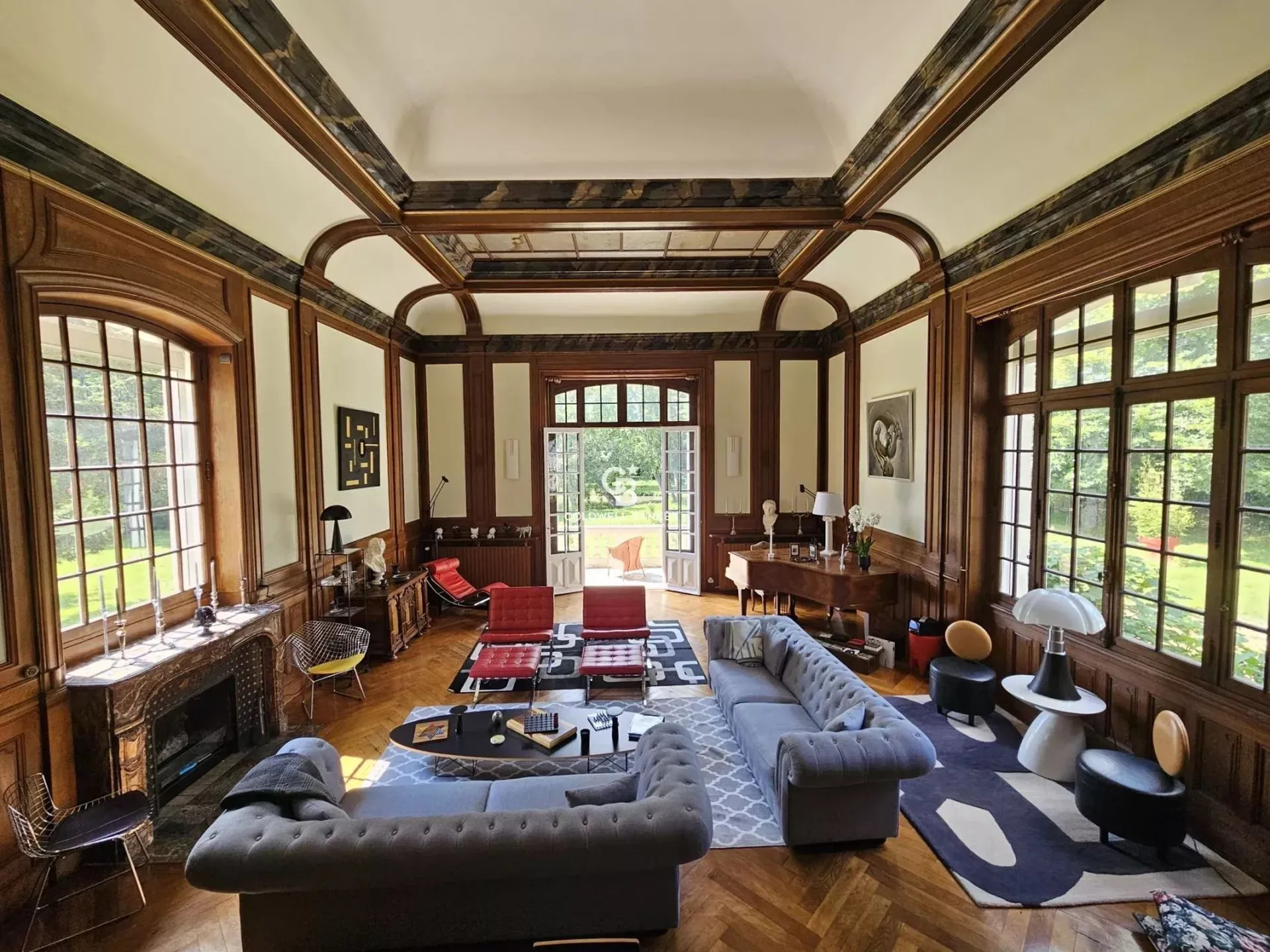 Propriété rare sur le marché, comprenant une maison d’amis indépendante et un pool-house spacieux pour moments de convivialité.