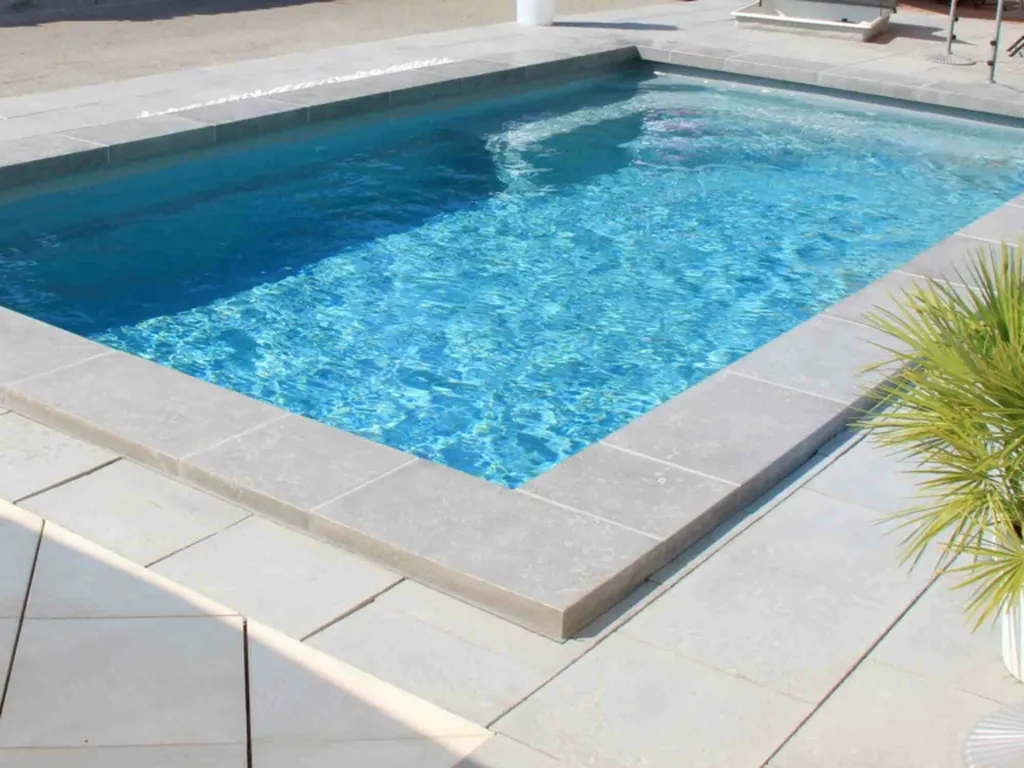 Spécialiste de la construction de piscines coque à fond plat à Biganos en Gironde