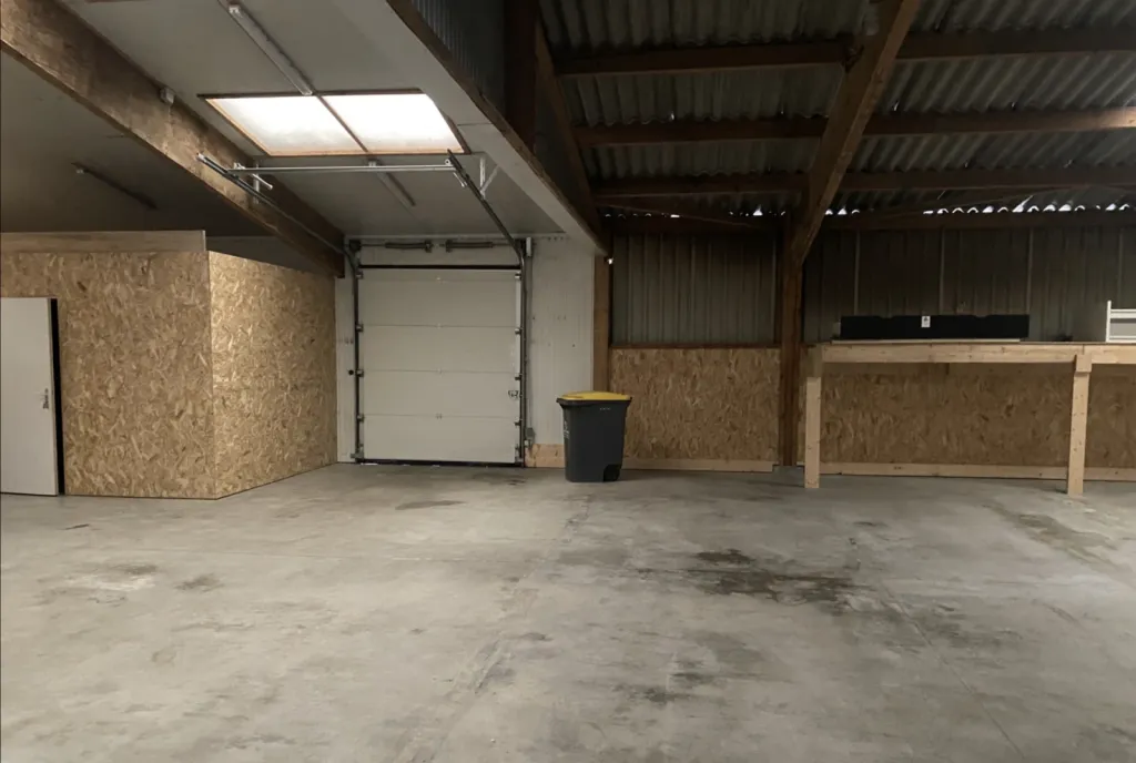 VERSON - A LOUER - Local d'activité de 500 m² sur un terrain clos et fermé de 1 300 m² environ