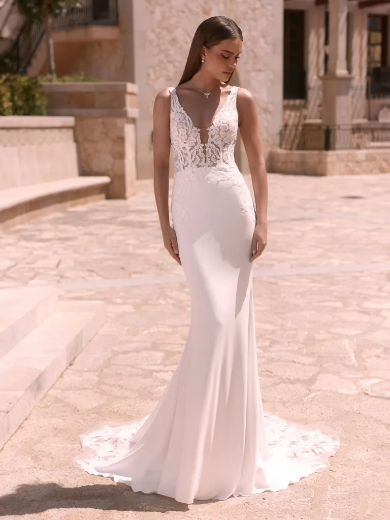 Robe de mariée sirène en crêpe avec décolleté et dos nu à Marseille