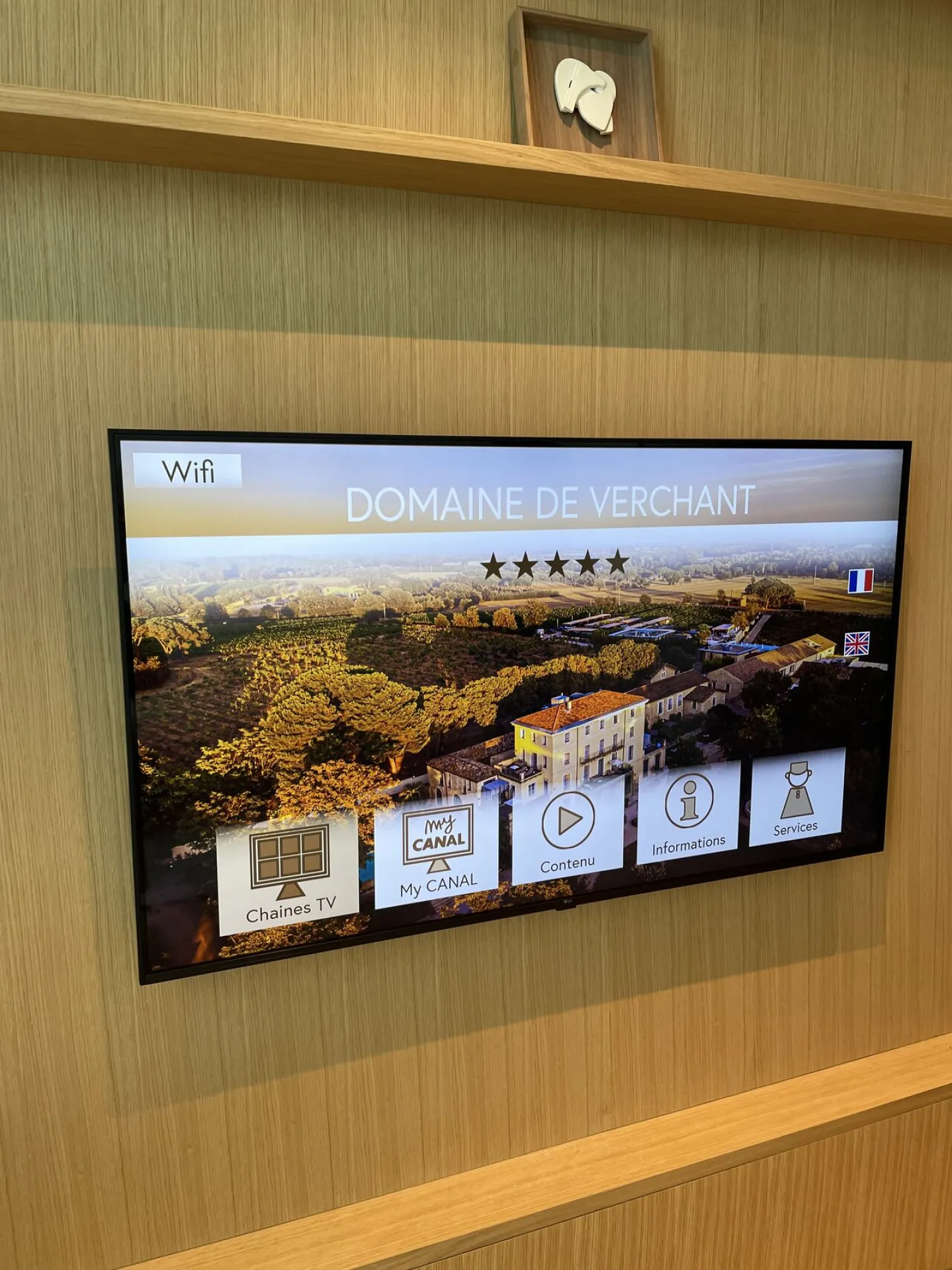 Menu IPTV avec Room Directory sur écran LGUM767 dans un hôtel 5* Relais & Chateaux
