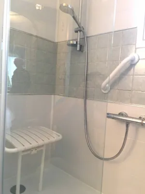 Remplacement baignoire par douche sénior sécurisée