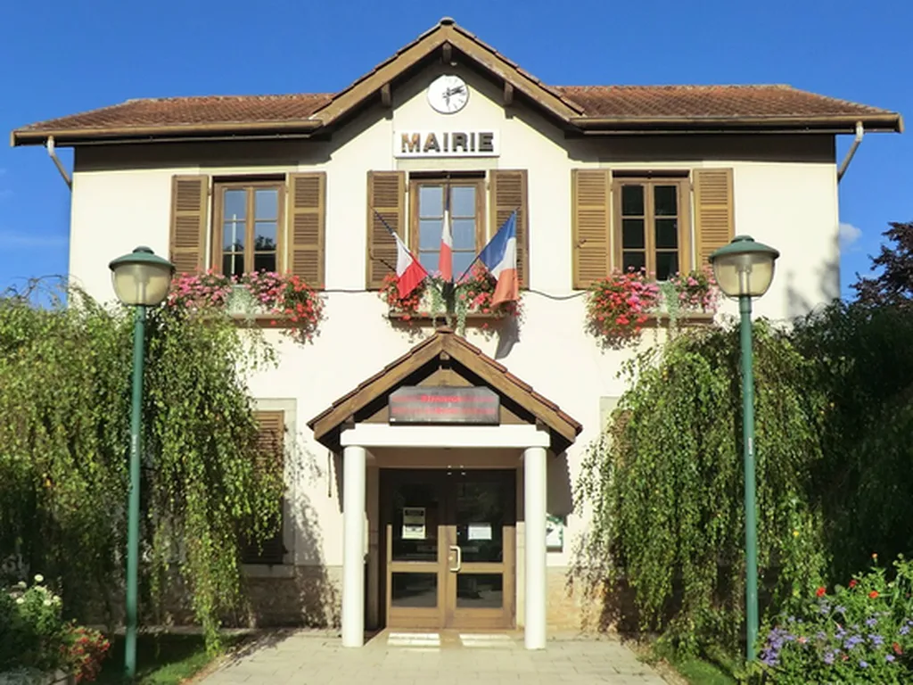 Ravalement de façade d'une mairie dans l'Ain