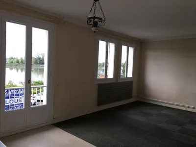 Appartement F2 au 1er étage vue Seine, à louer, en centre ville de Caudebec en Caux