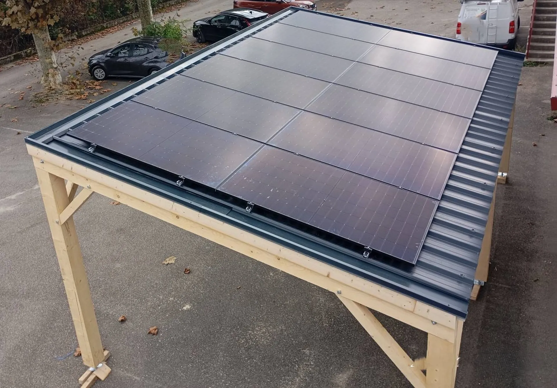 Installation de carport photovoltaïque et abri solaire sur mesure à Aix-en-Provence pour votre transition énergétique
