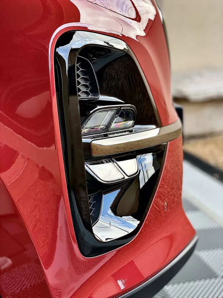 Protection voiture sur la carrosserie rouge à brignais