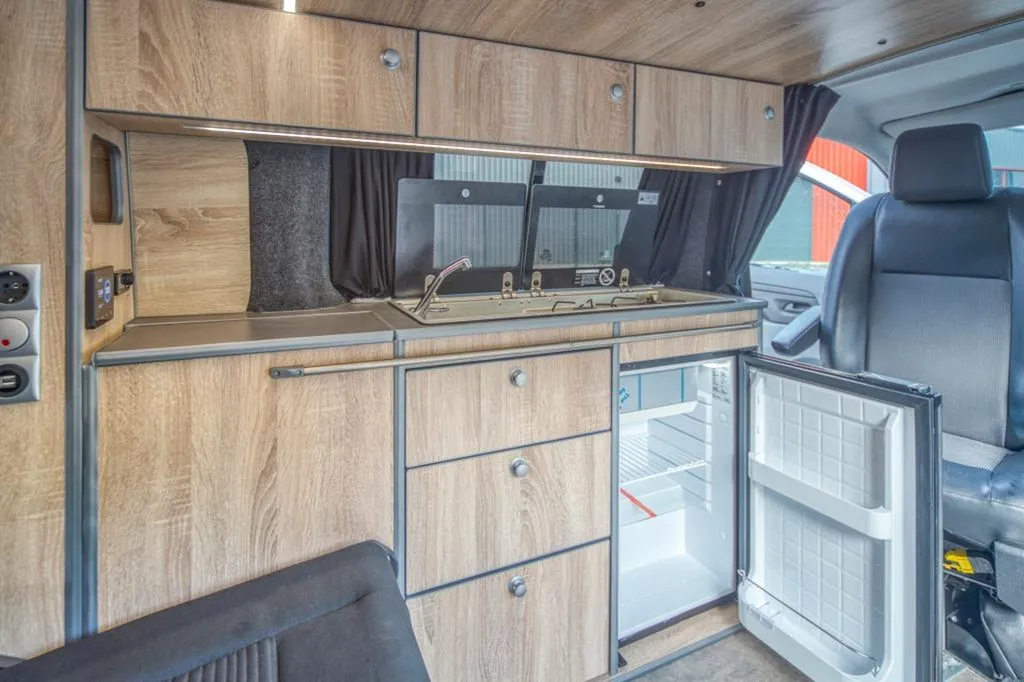 Aménagement intérieur de Van Peugeot Expert XL à Lyon : transformation utilitaire en van sur-mesure dans le Rhône
