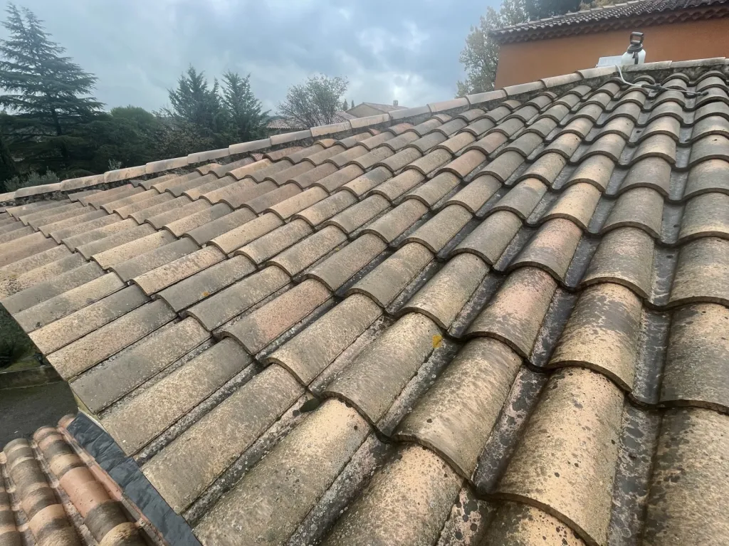 Nettoyage et traitement des tuiles mécaniques d’une maison sur Bouc Bel Air près de Aix en Provence 