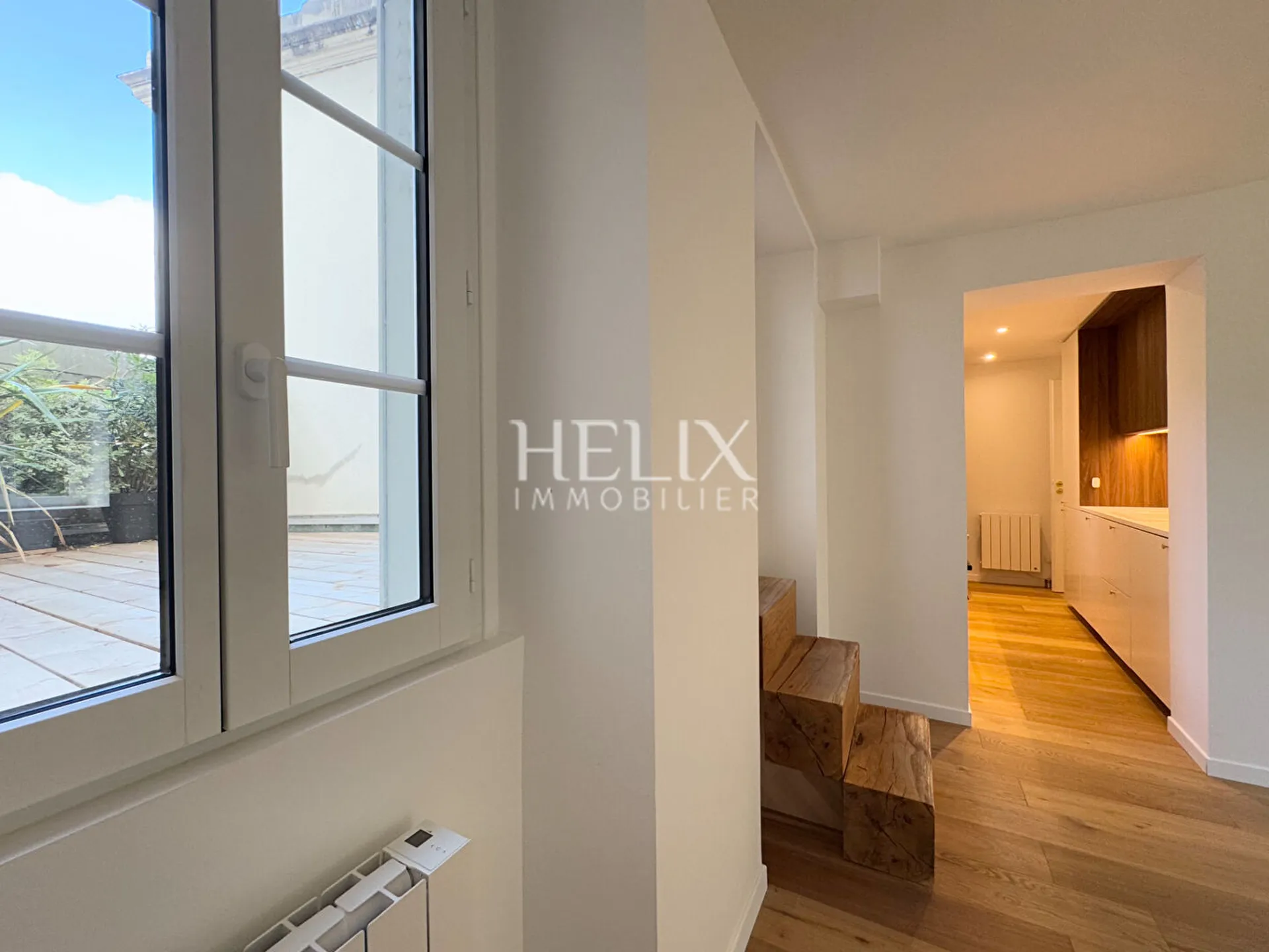 A vendre Exceptionnel à Saint Germain en Laye, magnifique appartement  avec terrasse situé au 1er étage d'un immeuble ancien, à 5 mn à pied du RER A. Très belles prestations.